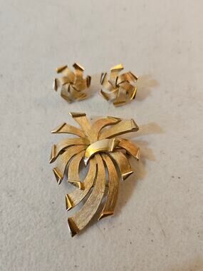 Vintage Trifari Signed Gold Tone Brooch & Clip-On Earring Set